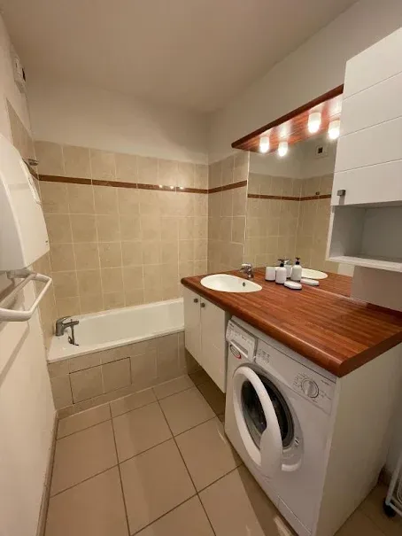 Salles de bain - Appartement Meublé avec Piscine à Limoges