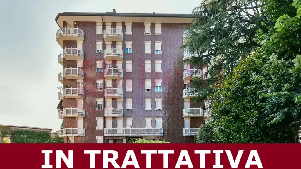 Extérieur - Three-bedroom Apartment with Balconies in Cantù