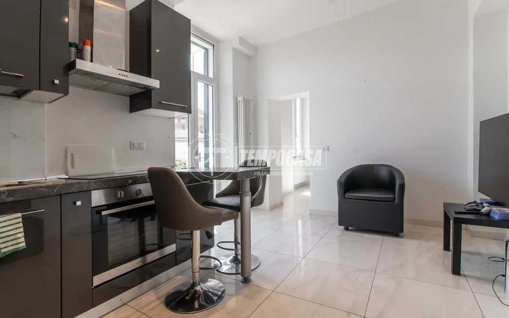 Köök - Rented Two-Bedroom Apartment with Balcony in Como