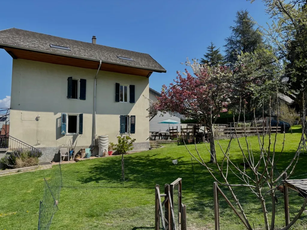 Garden - 5-Piece House with Garden in Village Setting