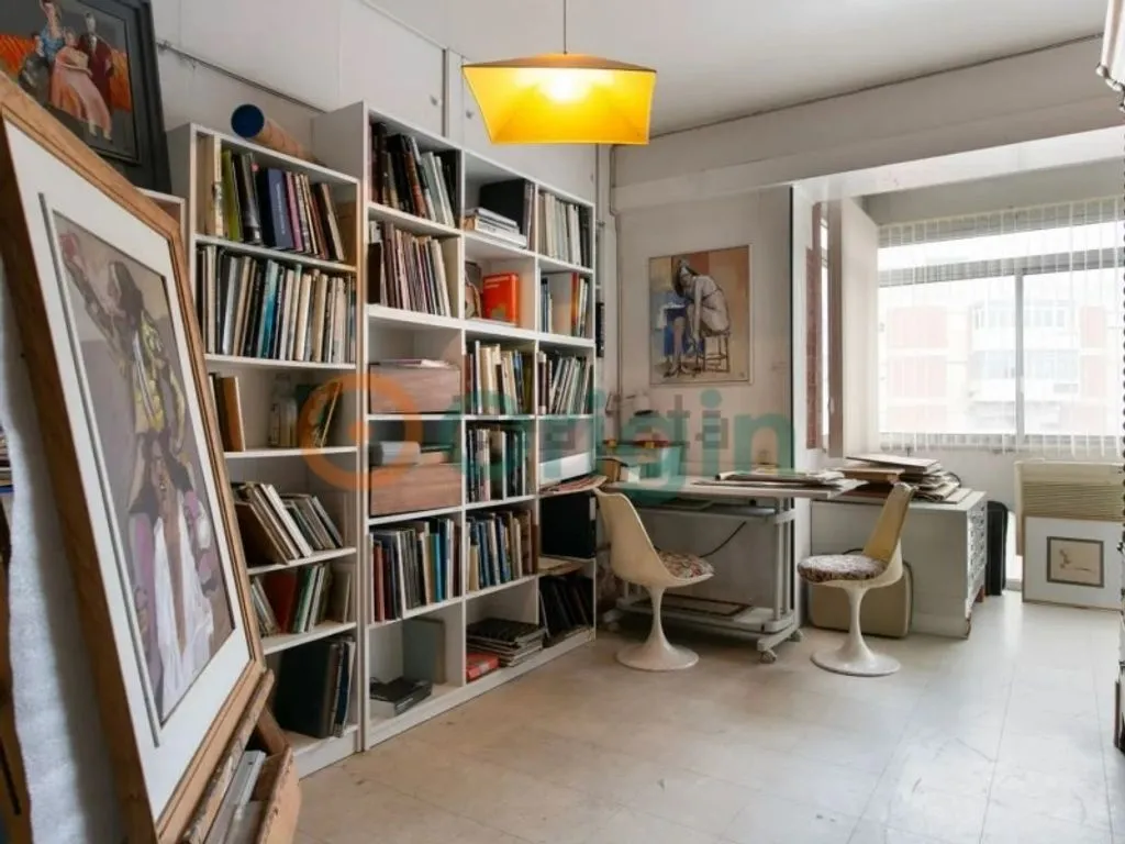 Bureau - Architect-Designed Flat with Terrace in Alto dos Moinhos