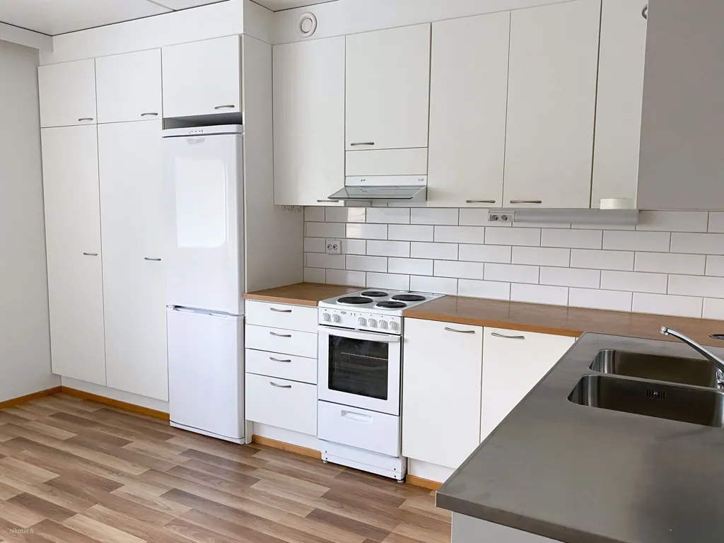Köök - Spacious Flat with Balcony in Länsimäki, Vantaa