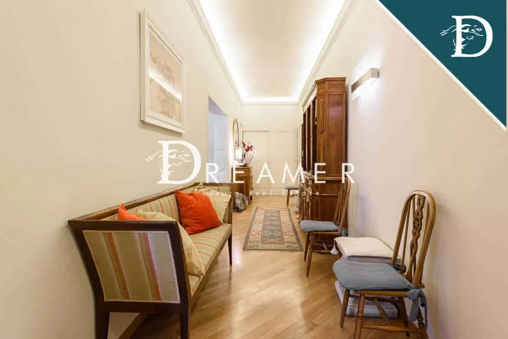 Esik - Luxury Apartment with Balcony in Florence