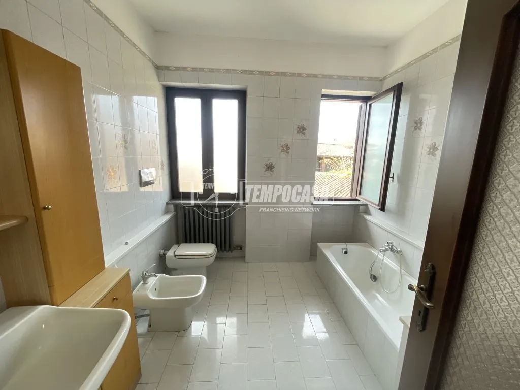 Bathrooms - Bifamiliar House with Private Courtyard in Agliè