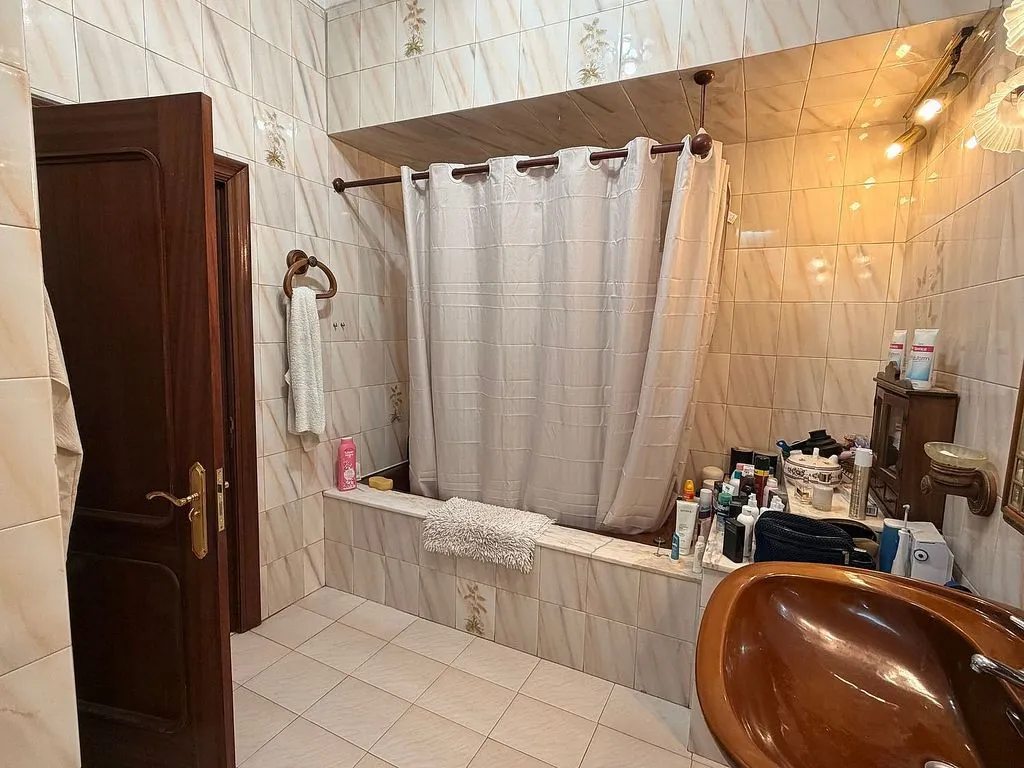 Bagni - Spacious Apartment with Dual Entrances in Mieres