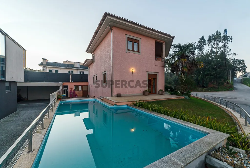 Bassein - Detached House with Pool in Fiães