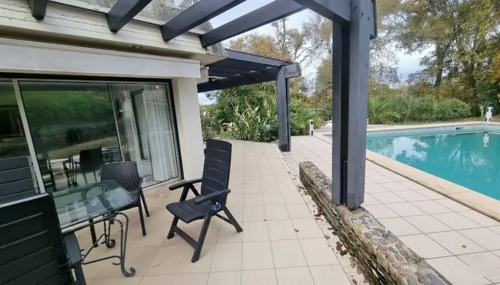 Piscine - Villa d'Architecte avec Piscine à Mazerolles