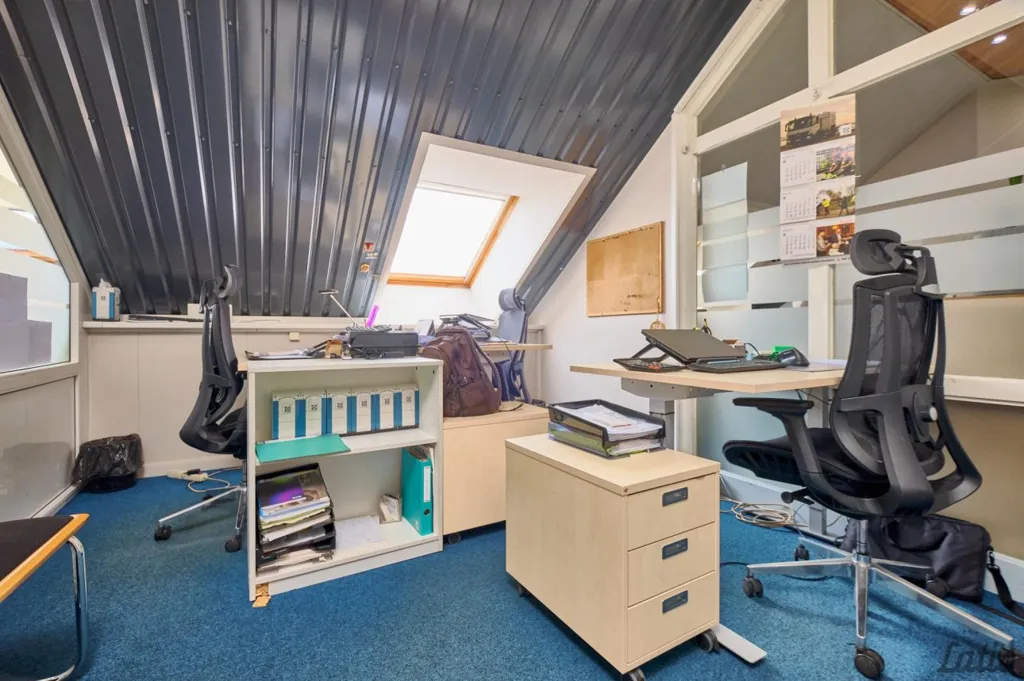 Kabinet - Commercial Space with Extensive Asfaltēta Area in Riga