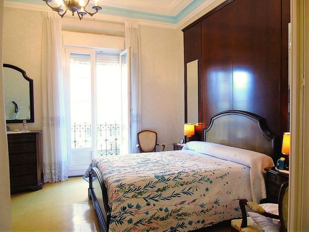 Chambres - Historic Apartment with Balcony in City Centre