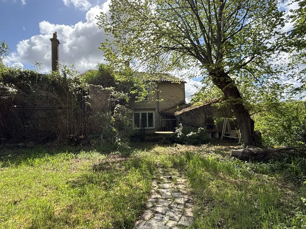 Aed - Character House with River Access in Vouillé