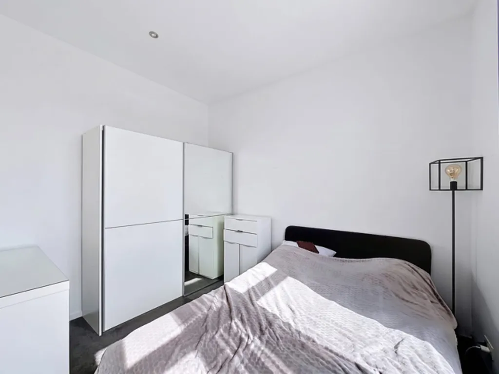 Chambres - Immeuble de Rapport Rénové avec 5 Unités à Louer