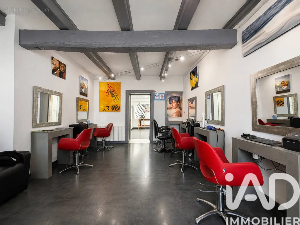 Coiffeur Salon with Parking in Nuaillé-d'Aunis
