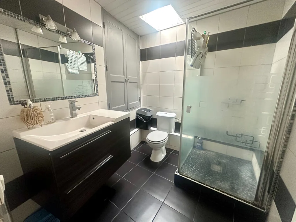 Salles de bain - Maison Individuelle avec Balcon au Centre de La Roche Blanche