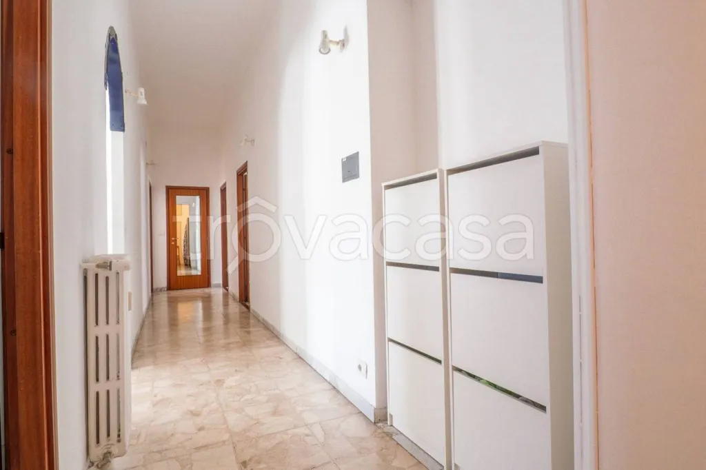 Entrée - Apartment with Double Aspect in Turin