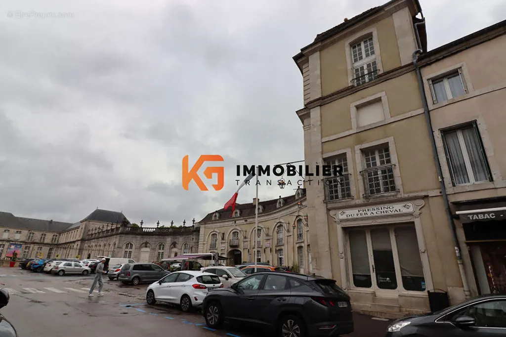 Extérieur - Immeuble Historique sur Place du Fer à Cheval à Commercy