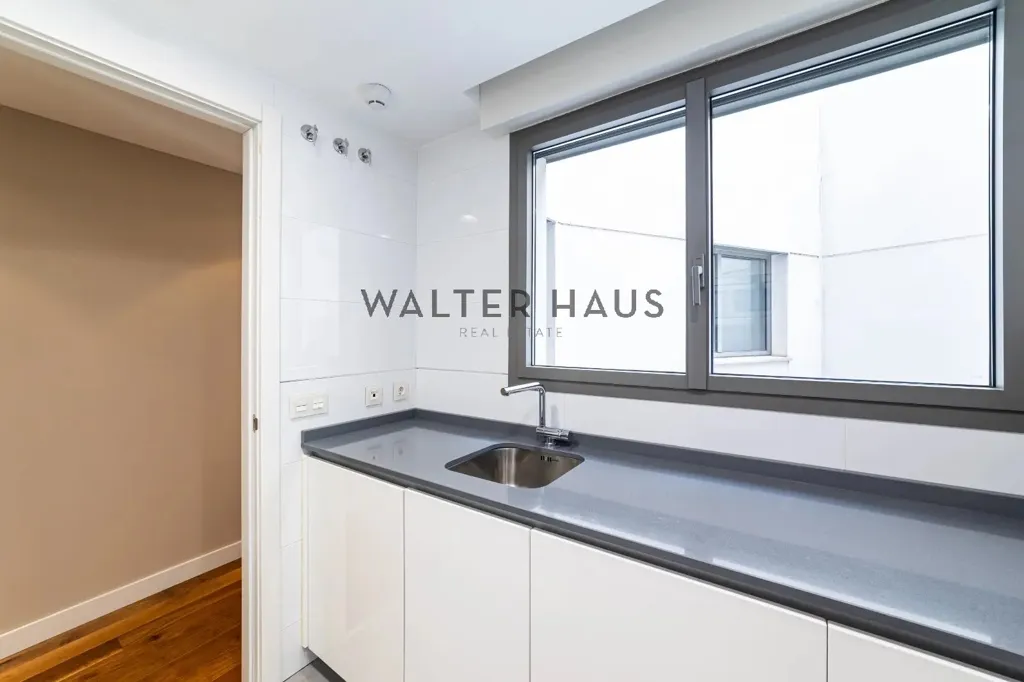 Cuisine - Modern Apartment with Solar Panels in Chamberí, Madrid