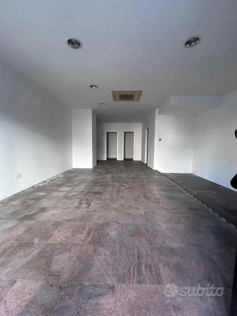 Pièces - Commercial Space with High Visibility in Cagliari