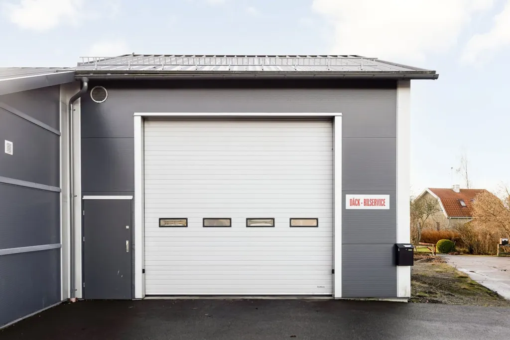 Garage - Industrial Unit with Workshop in Central Emmaboda