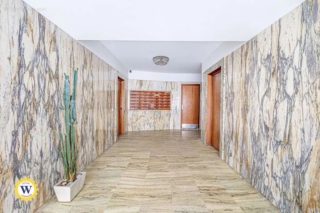 Esik - 2-Bedroom Apartment with Terrace in Nice