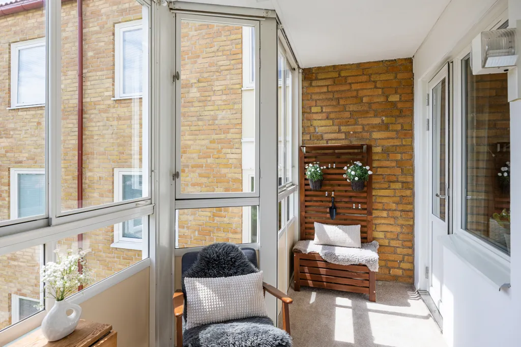 Balcone - Corner Apartment with South-Facing Balcony in Lomma
