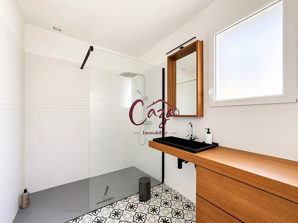 Salles de bain - Maison rénovée avec piscine à Carignan-de-Bordeaux