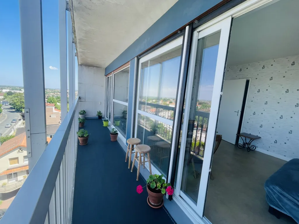 Balcony - Bright Apartment with Balcony in Poitiers