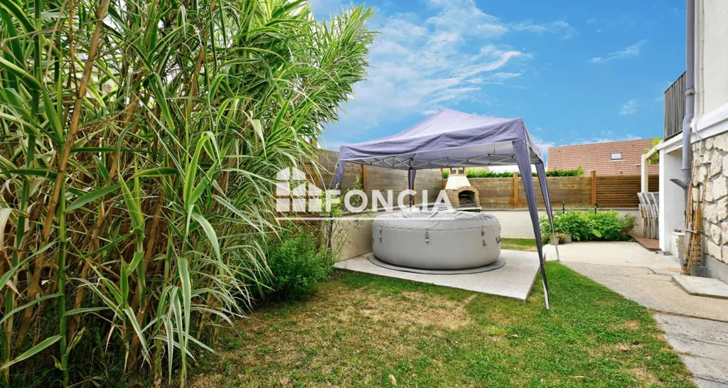 Aed - Three-Bedroom House with Subterranean Space in Osny