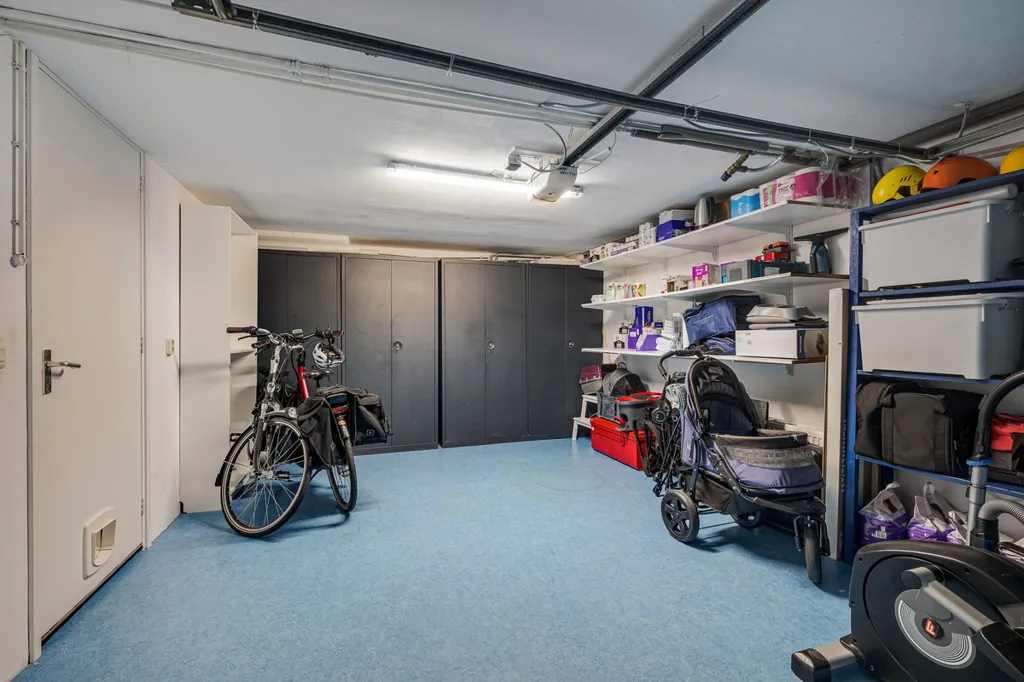 Garage - Herrenhaus with Waterfront in Voorschoten