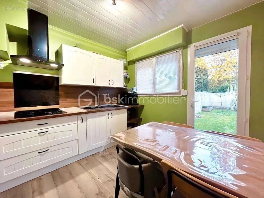 Köök - Functional 5-Piece Villa with Garden in Roéulx