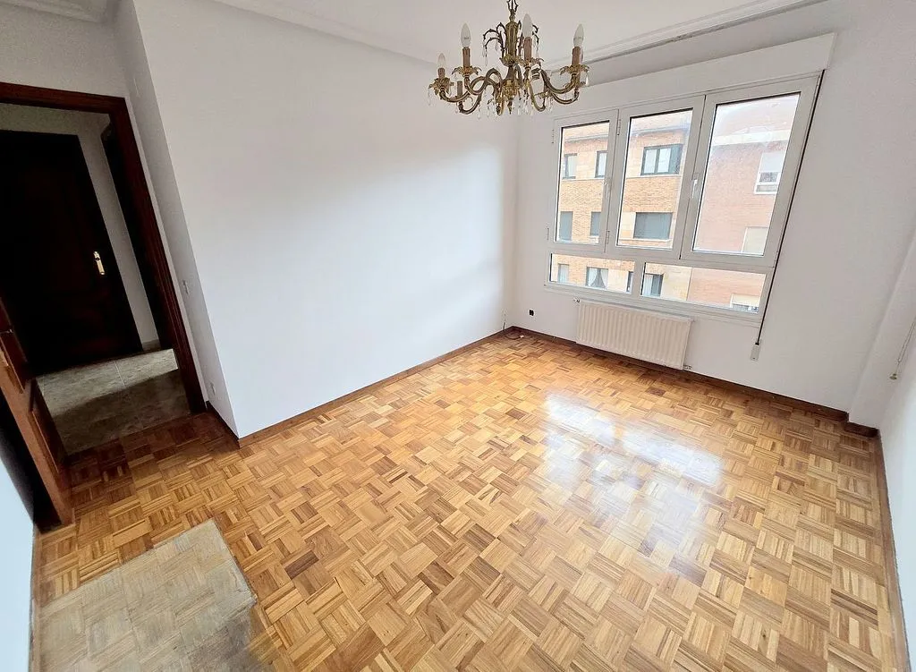 Toad - 3-Bedroom Flat with Garage in El Llano, Gijón