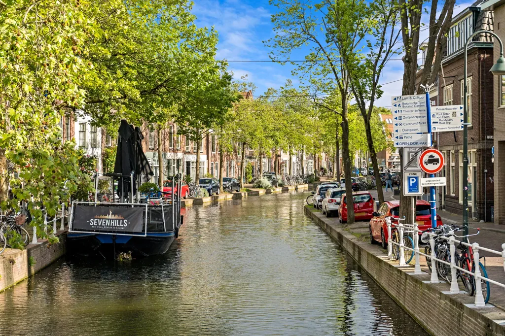 Modernised 2-Bedroom Flat with Church Tower View in Delft