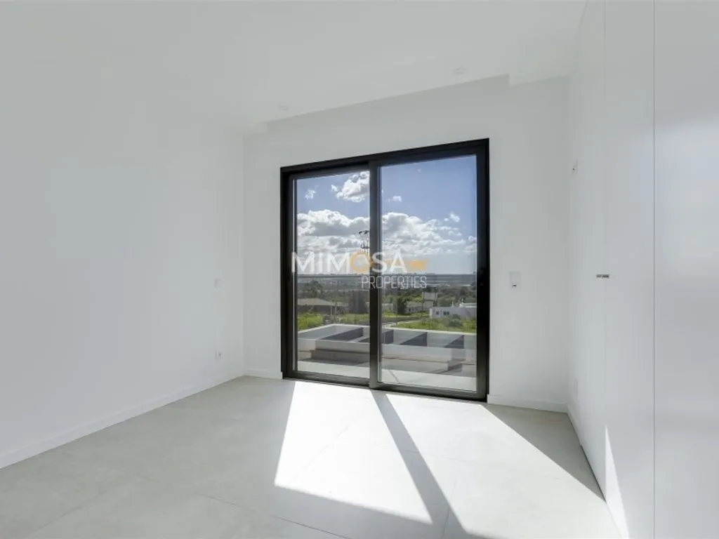 Toad - Contemporary Villa with Pool in Mexilhoeira Grande