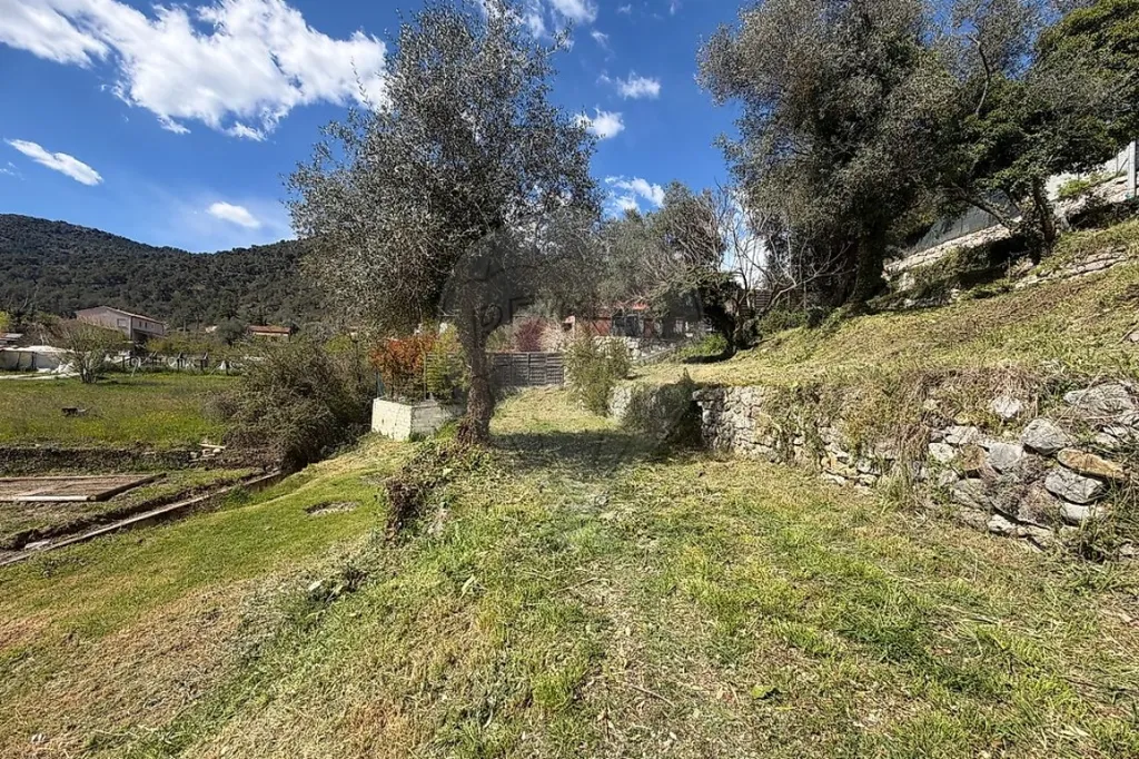 Aed - Constructible Plot with South Exposure in Tourrette-Levens