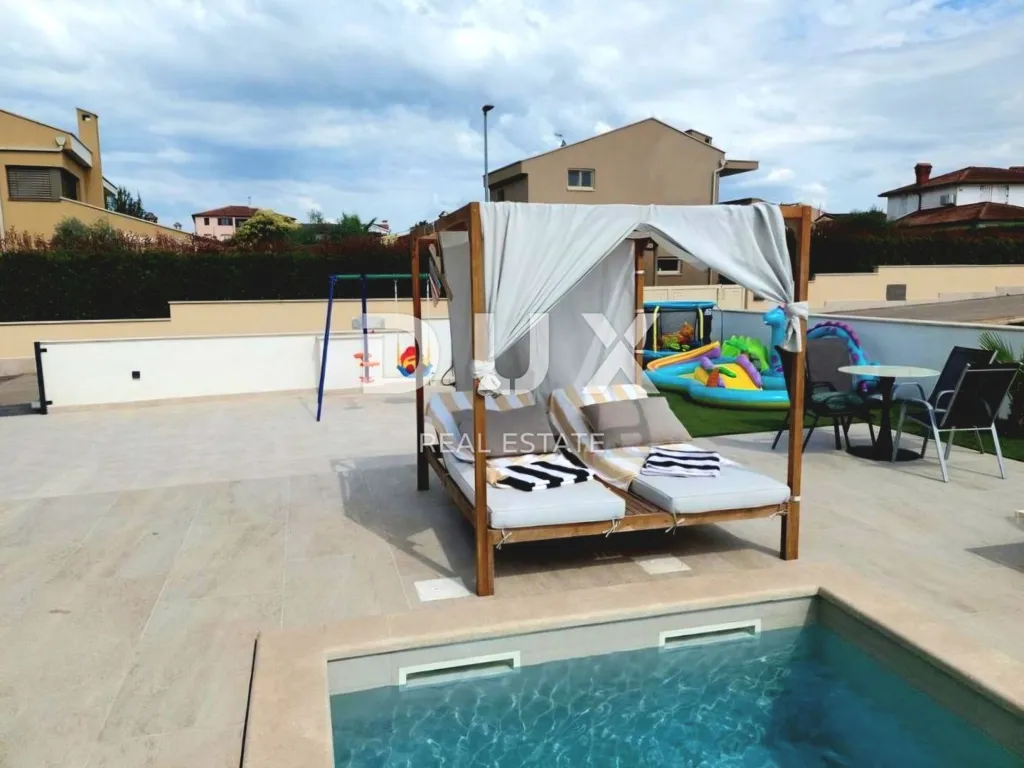 Piscine - Luxury Villa with Two Units in Istra, Poreč