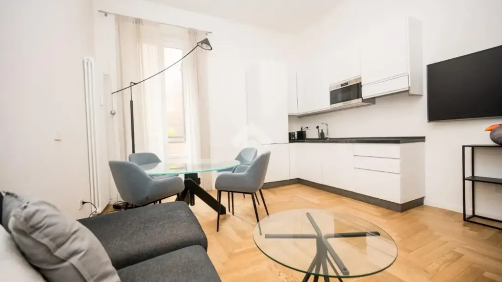 Elutuba - Elegant Trilocale with Balcony in Milan