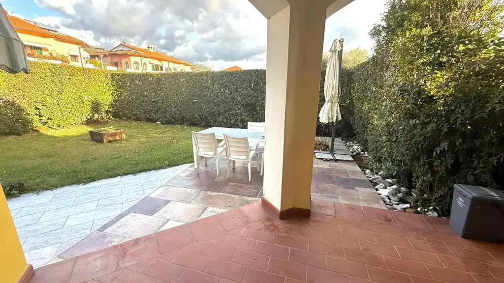 Terrasse - Ground Floor Apartment with Private Garden in Luni