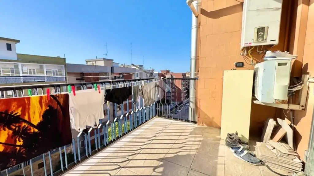 Balcony - 4-Room Apartment with Balcony in Bari
