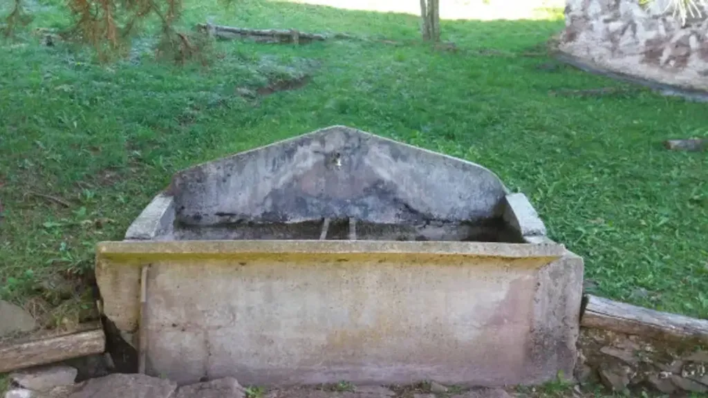 Aed - Rustic Property with Water Source in Vestone