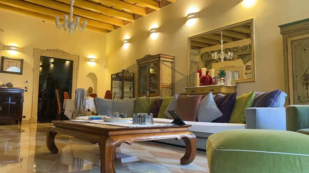 Elutuba - Historic Villa with Private Courtyard in Verona