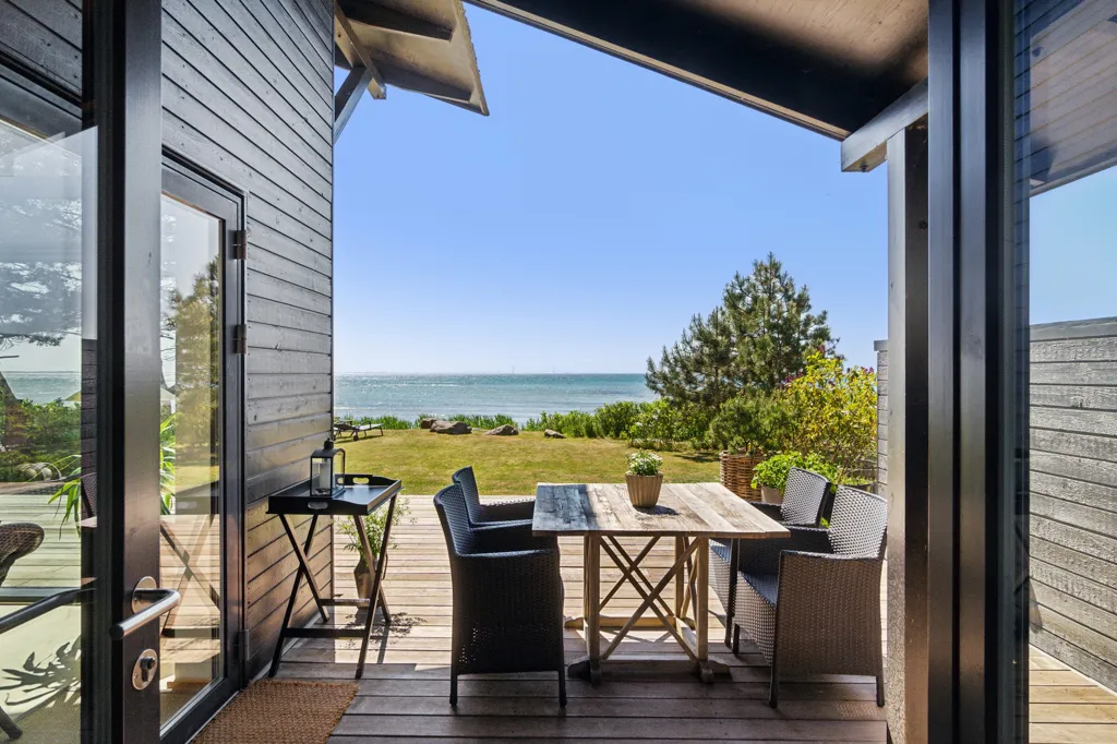 Terrass - Architect-Designed Summerhouse with Storebælt View