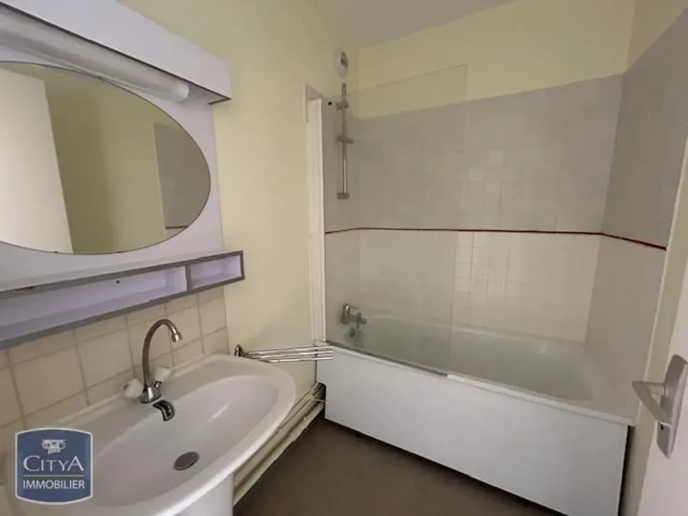 Salles de bain - Appartement Équipé avec Garage en Centre Ville