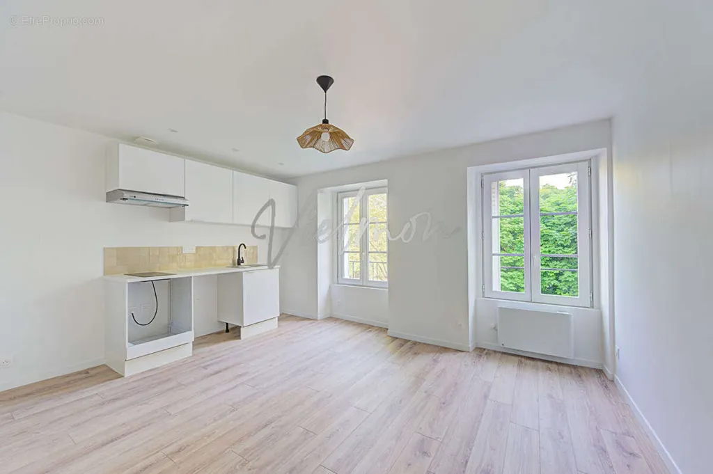 Séjour - Studio Rénové à Saint-Germain-en-Laye