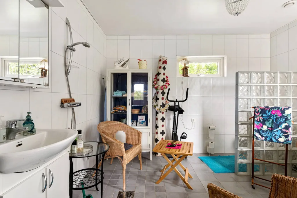 Vannitoad - Architectural Villa with Garden in Edsbro