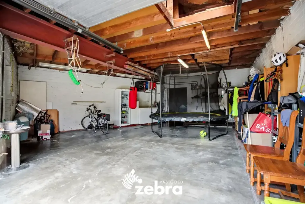 Garaaž - Mixed-Use Property with Garage in Sint-Kruis