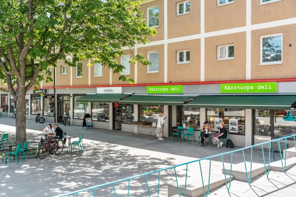 Terrace Flat in Kärrtorp with Garden Access