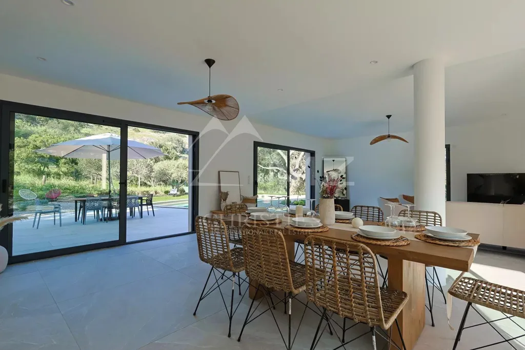 Terrasse - Villa Nouvelle avec Piscine dans le Massif des Maures
