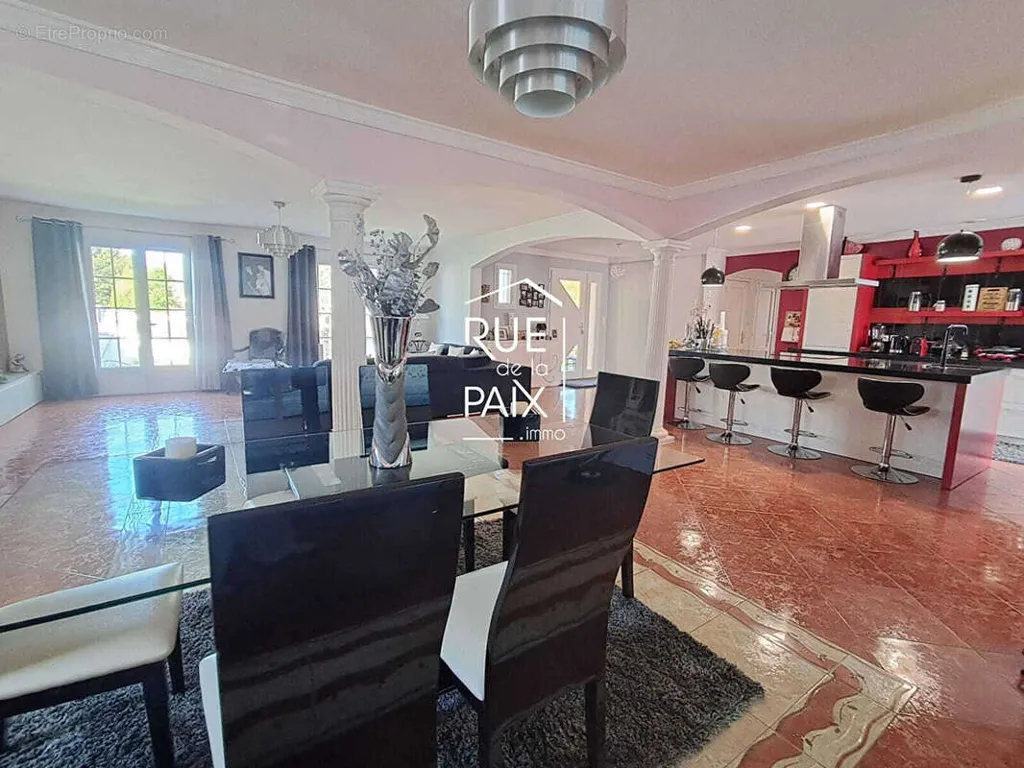 Salle à manger - Maison de Plain-Pied avec Piscine à Naintré