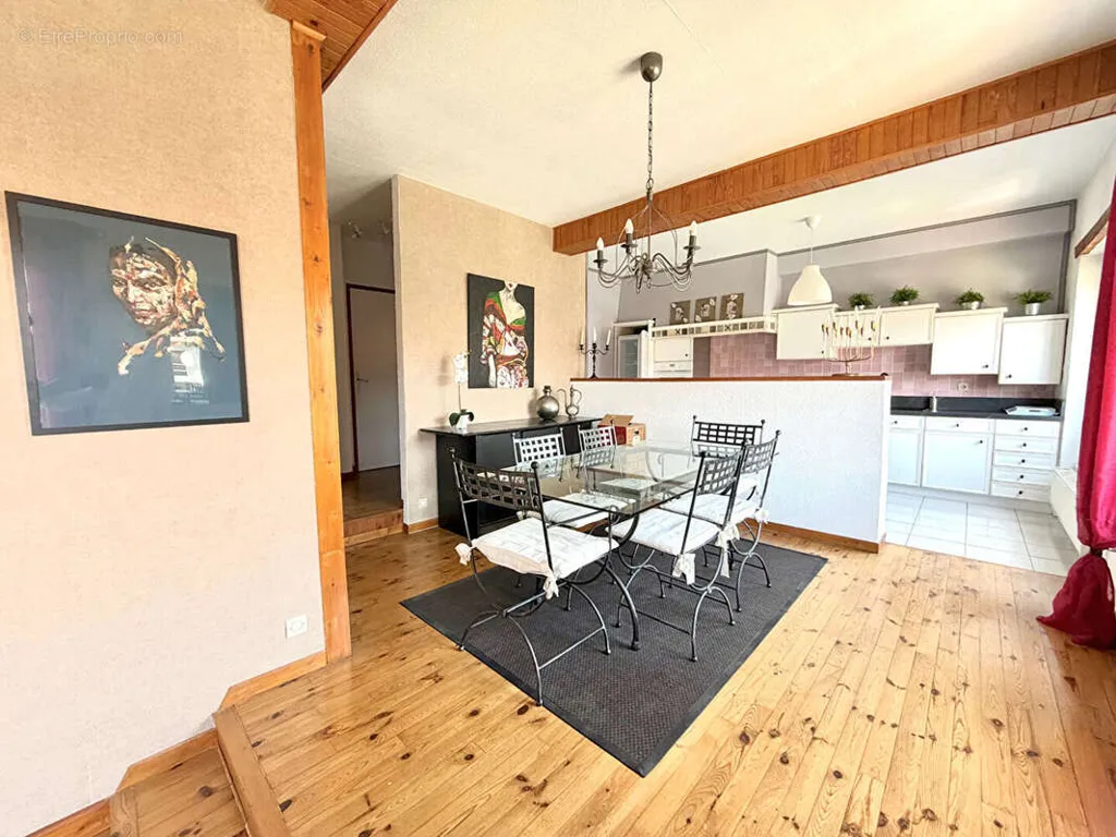 Salle à manger - Appartement Duplex Calme avec Vue Cour à Couriot
