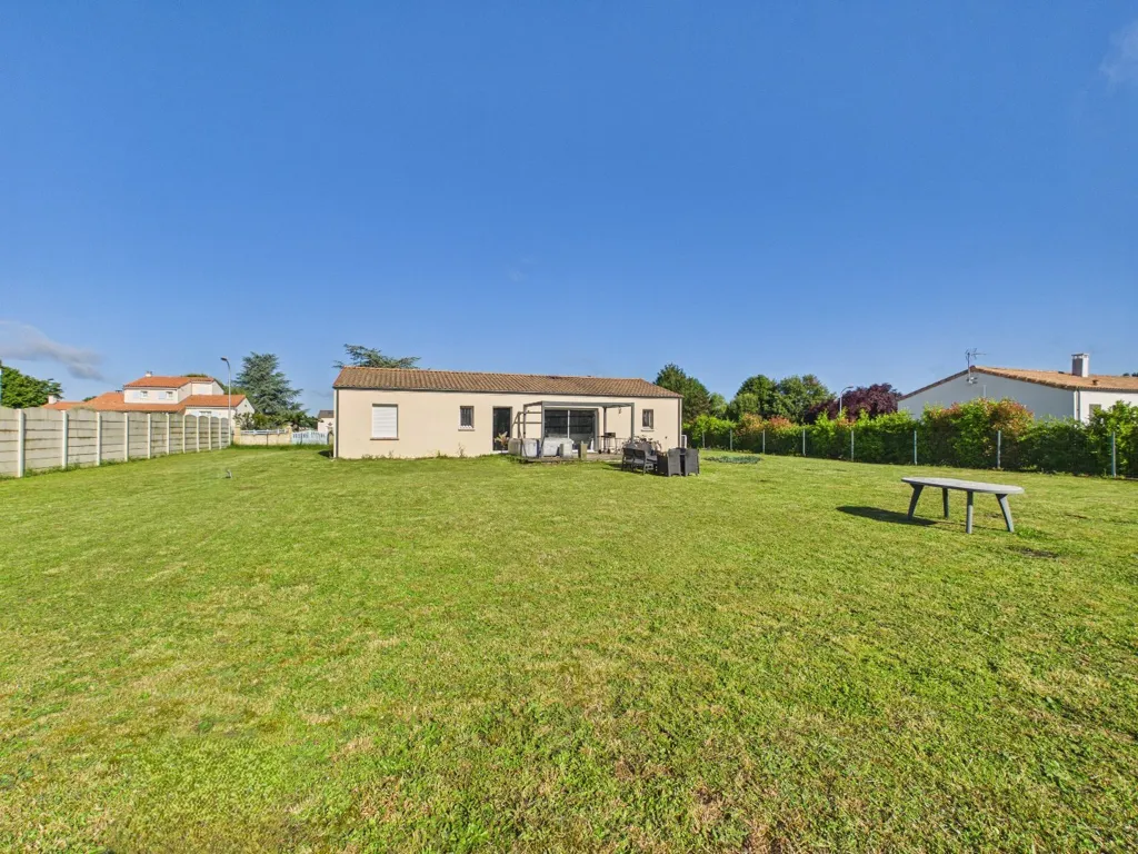 Aed - Recent Bungalow with Garden in Accessible Location