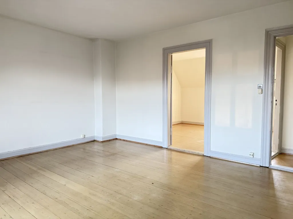 Stanze - 4-Room Apartment with Balcony in Central Location